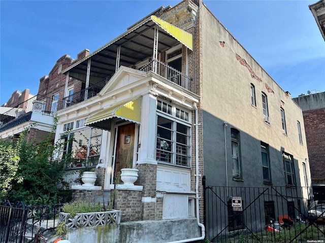 exterior space featuring a balcony