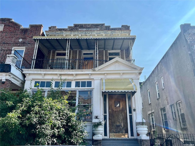 view of front of house with a balcony