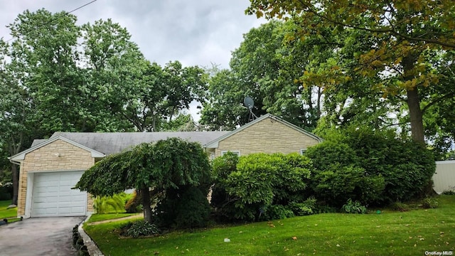 view of front of house featuring a garage and a front yard