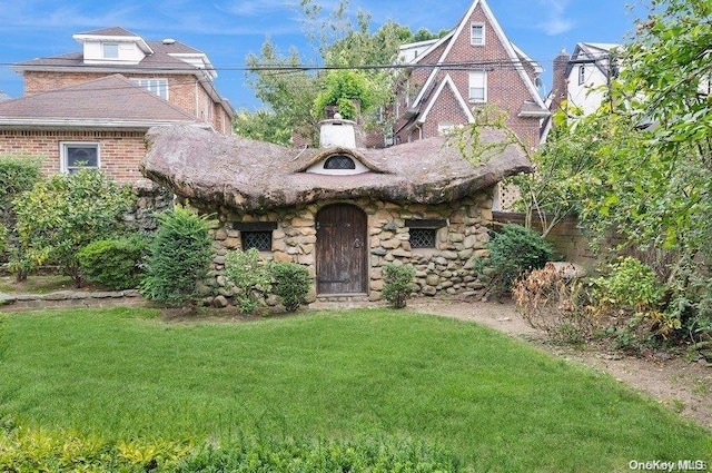view of front of house with a front lawn
