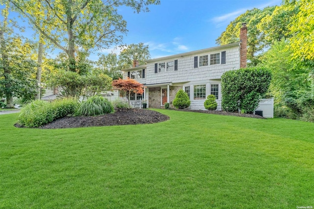 view of front of property featuring a front lawn