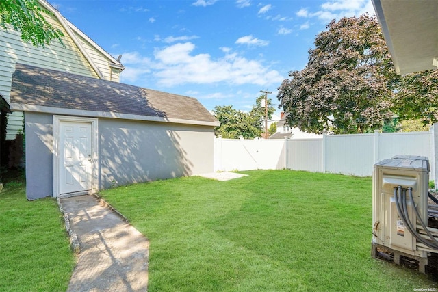 view of yard with an outdoor structure