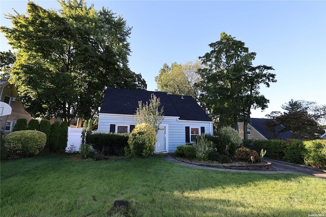 view of front of home featuring a front lawn