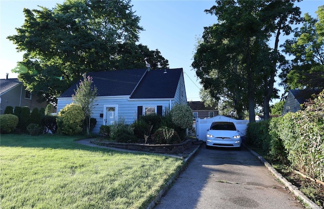 view of front facade featuring a front yard