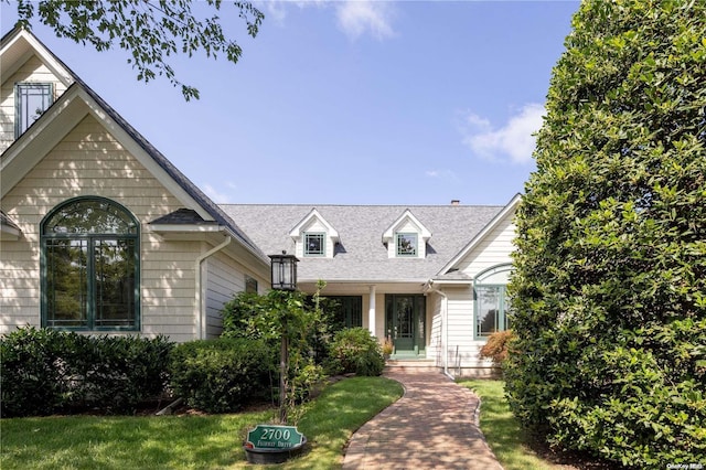 view of front of home featuring a front yard