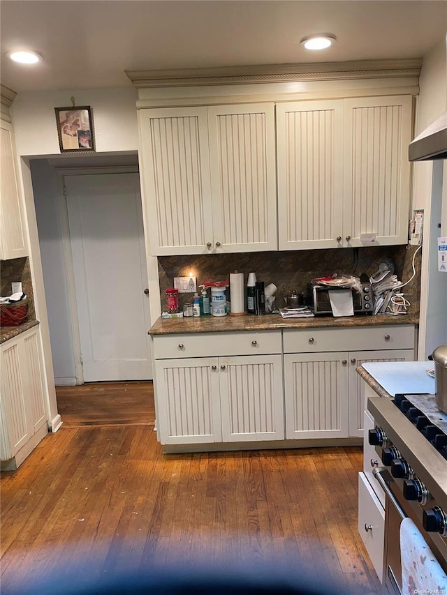5 Devonshire Ln, Great Neck, NY 11023 - kitchen with tasteful backsplash, stainless steel stove, dark wood-style floors, and recessed lighting