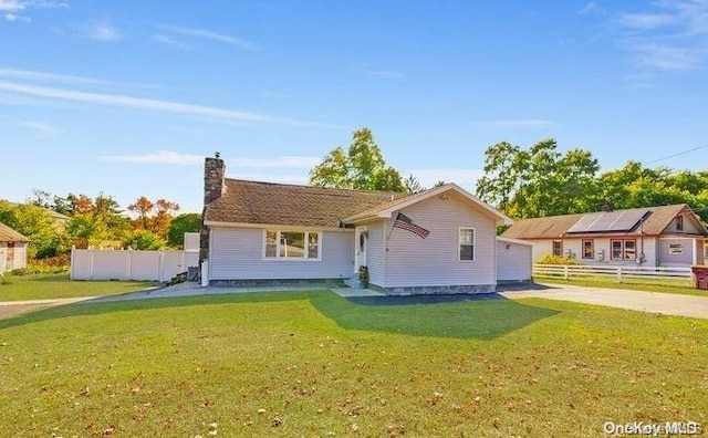 view of front of property featuring a front lawn