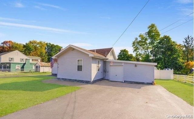 view of front of house featuring a front yard