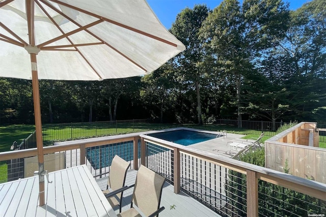 view of swimming pool featuring a yard