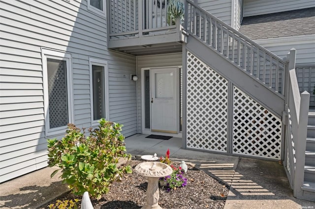 property entrance featuring a balcony