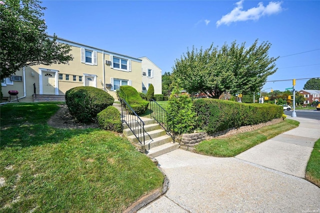 view of front of house featuring a front lawn