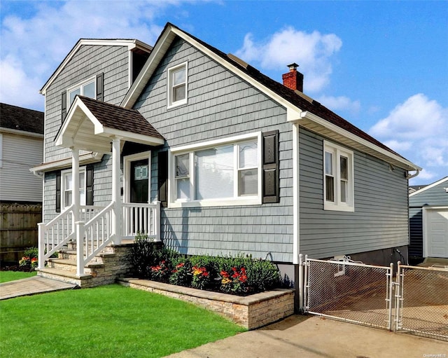 view of front of house with a front yard