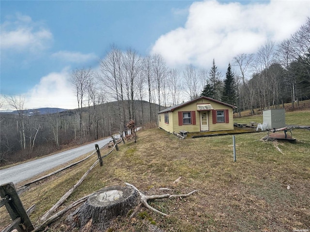 view of yard with a mountain view