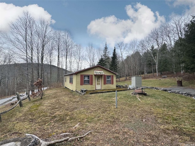 view of front of property with a front lawn