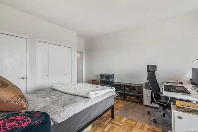 166-25 Powells Cove Blvd Unit 21G, Beechhurst, NY 11357 - bedroom featuring a desk