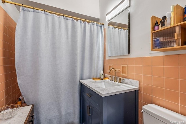 166-25 Powells Cove Blvd Unit 21G, Beechhurst, NY 11357 - bathroom featuring tile walls, vanity, toilet, and a shower with curtain