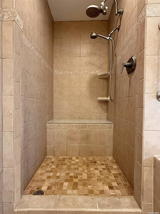 bathroom featuring a tile shower