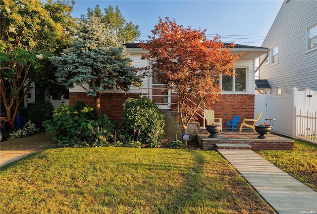 view of front of house with a front yard