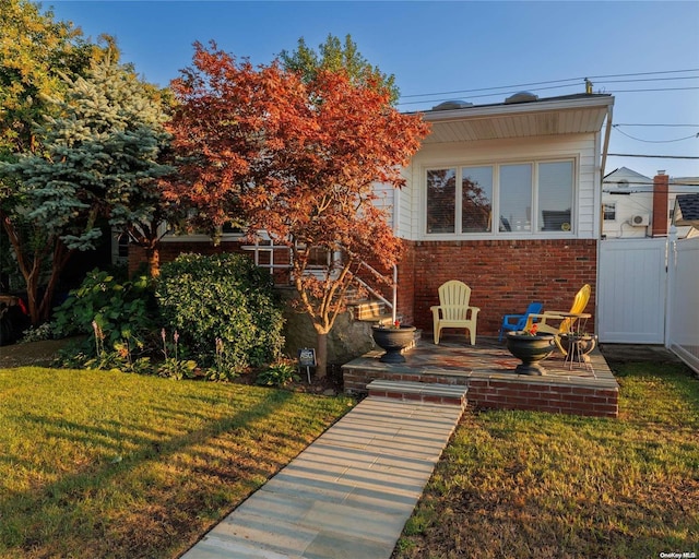 view of front of property featuring a front lawn