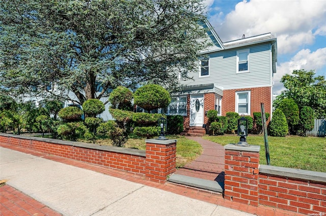 view of front of home featuring a front yard