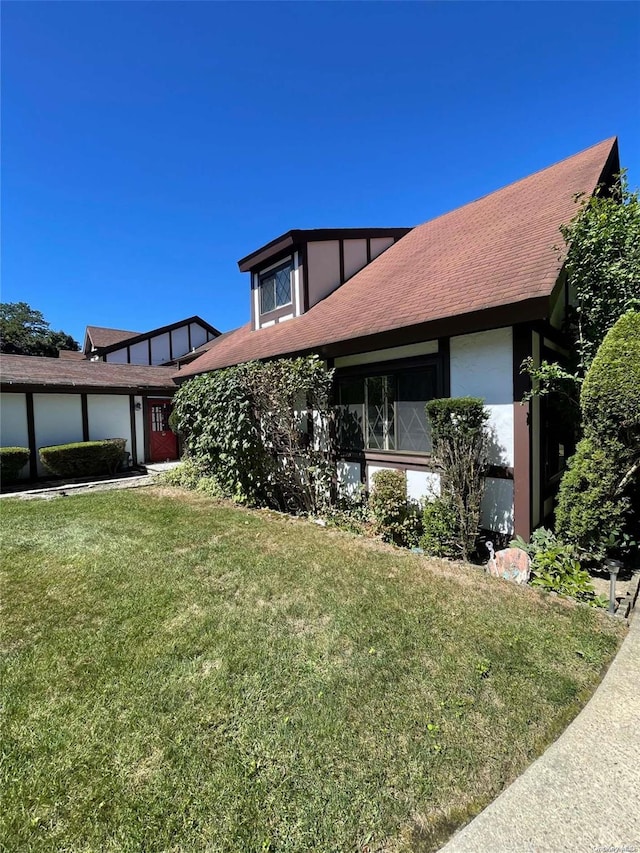 view of front of property featuring a front lawn