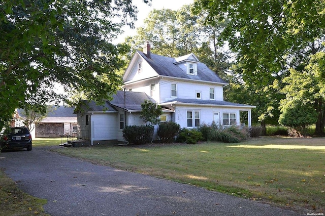 view of front of home featuring a front lawn