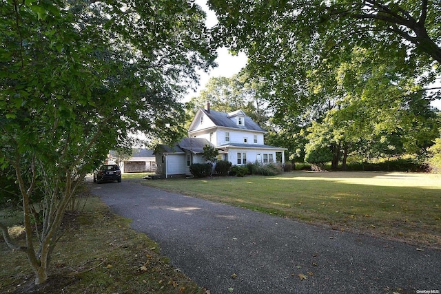 view of front of property featuring a front yard