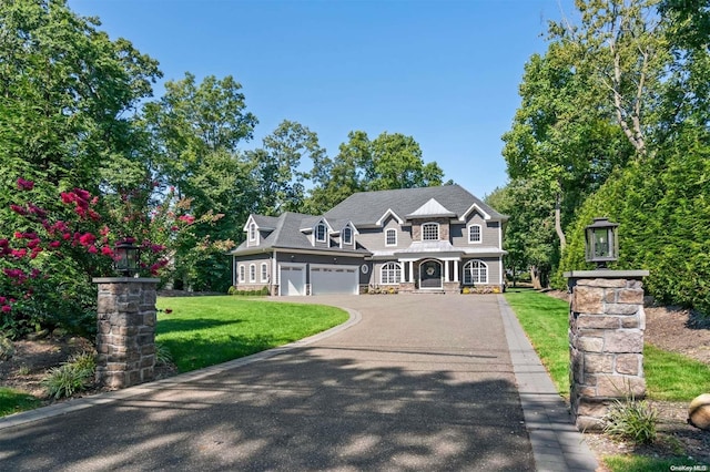 view of front of property featuring a front yard