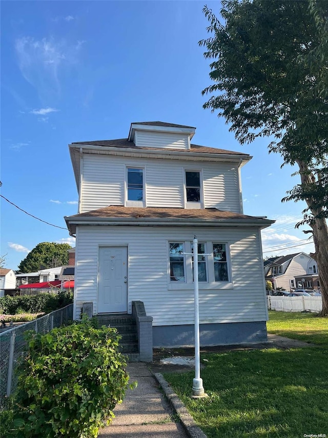 view of front of home featuring a front yard