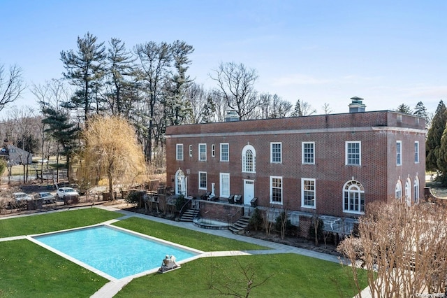 view of swimming pool featuring a yard