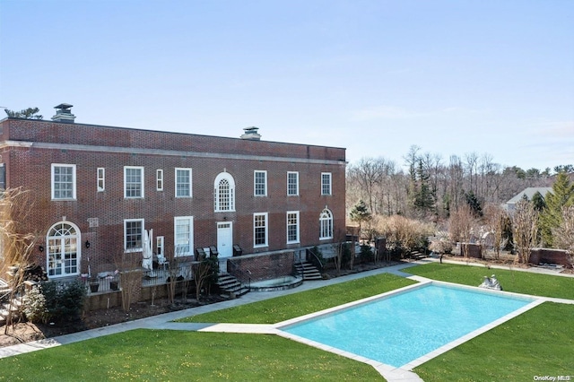 view of swimming pool featuring a yard