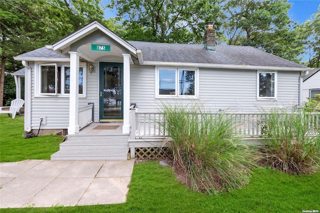 view of front facade featuring a front yard