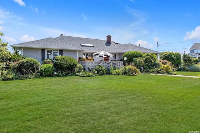 back of house featuring a lawn