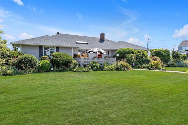 view of front of property with a front yard