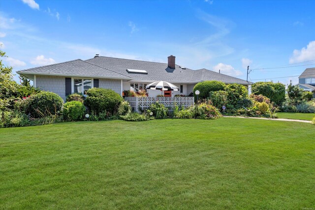 view of front facade with a front lawn