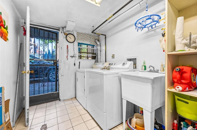 laundry room featuring light tile patterned floors and washing machine and clothes dryer