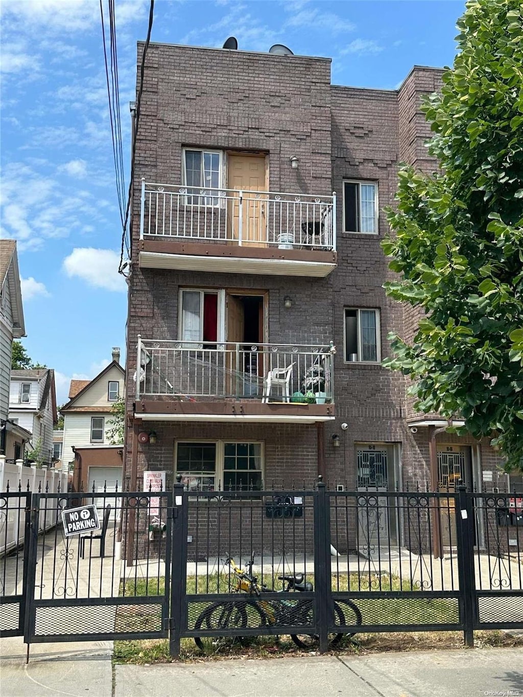 view of front facade featuring a balcony