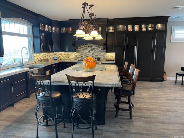 kitchen featuring a wealth of natural light, a center island, and decorative light fixtures