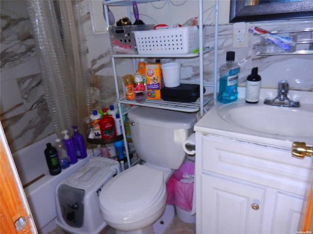 full bathroom with toilet, vanity, shower / bathtub combination with curtain, and decorative backsplash