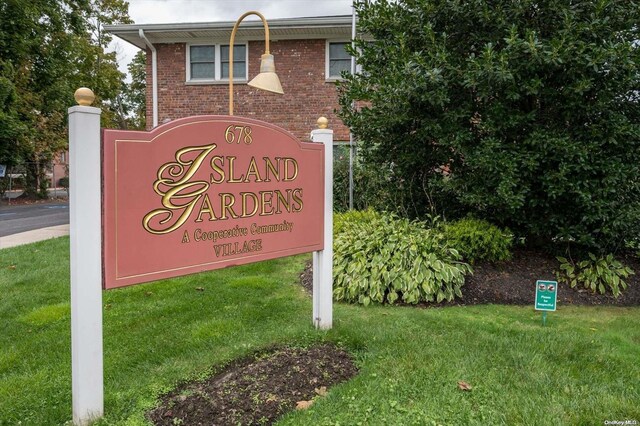 community / neighborhood sign featuring a lawn