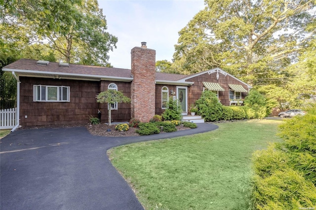 single story home with a front yard