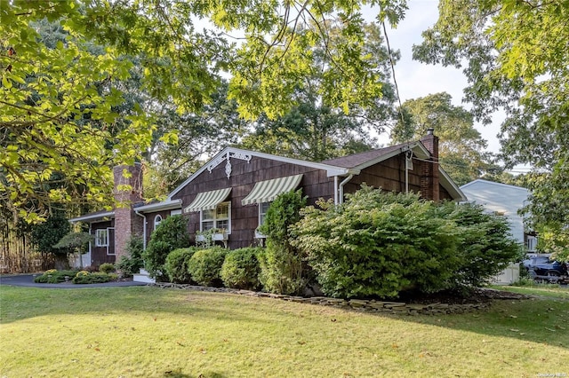 view of front of home with a front lawn