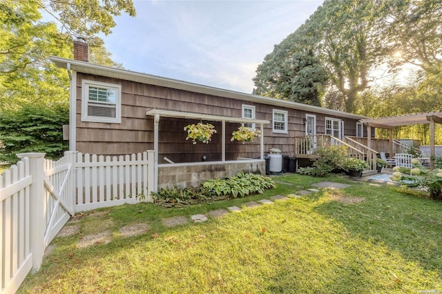 view of front facade featuring a front yard