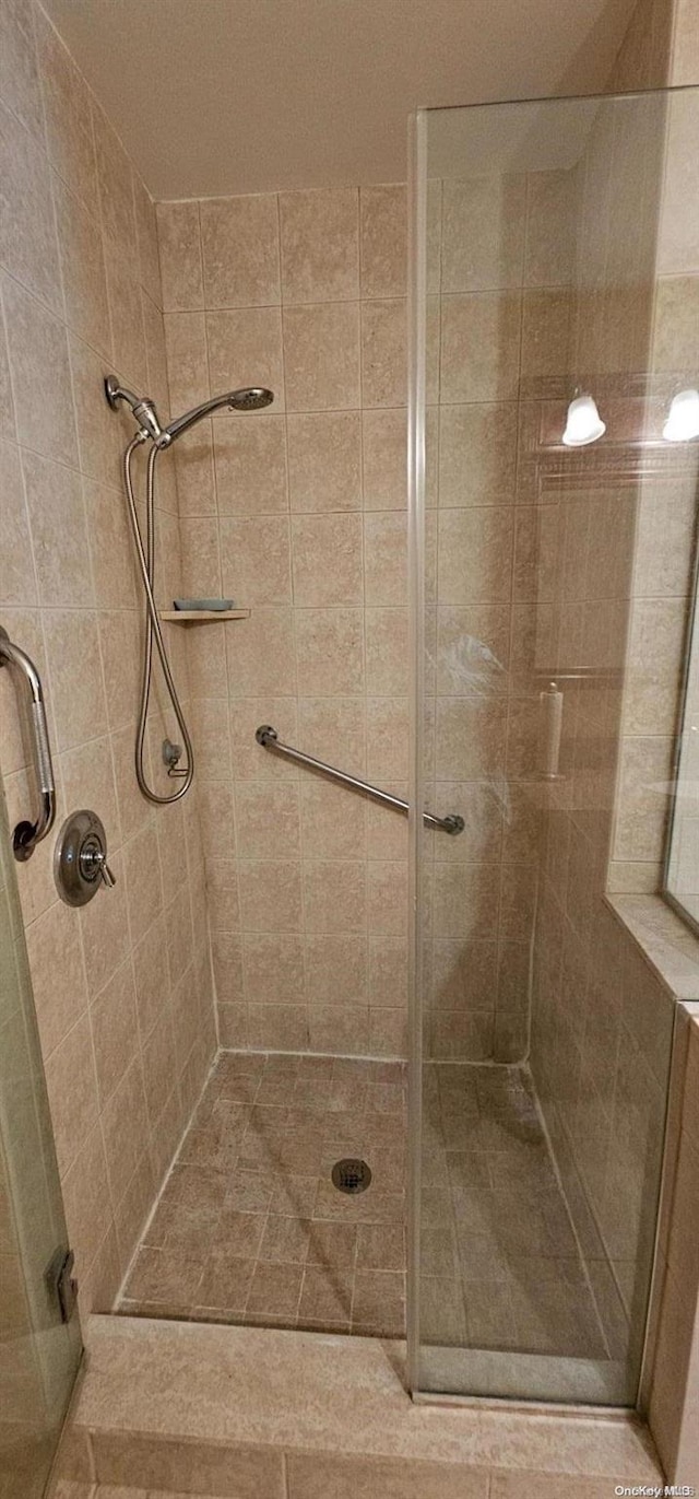 bathroom featuring tiled shower