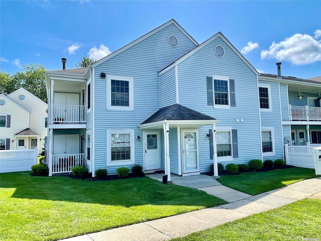 townhome / multi-family property featuring a front yard