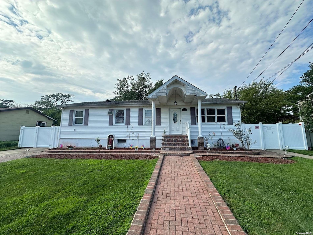 view of front of home featuring a front lawn