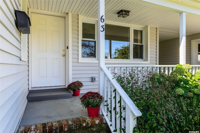 entrance to property featuring covered porch