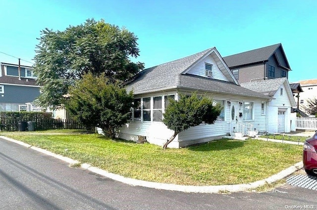 view of front facade featuring a front lawn