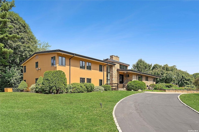 split level home with a front lawn