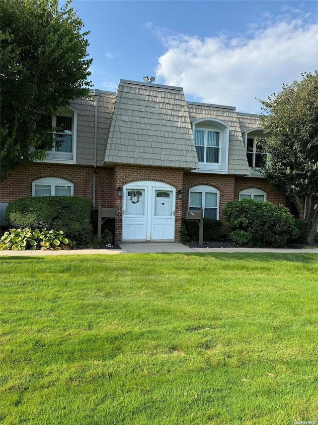 view of front of property featuring a front lawn